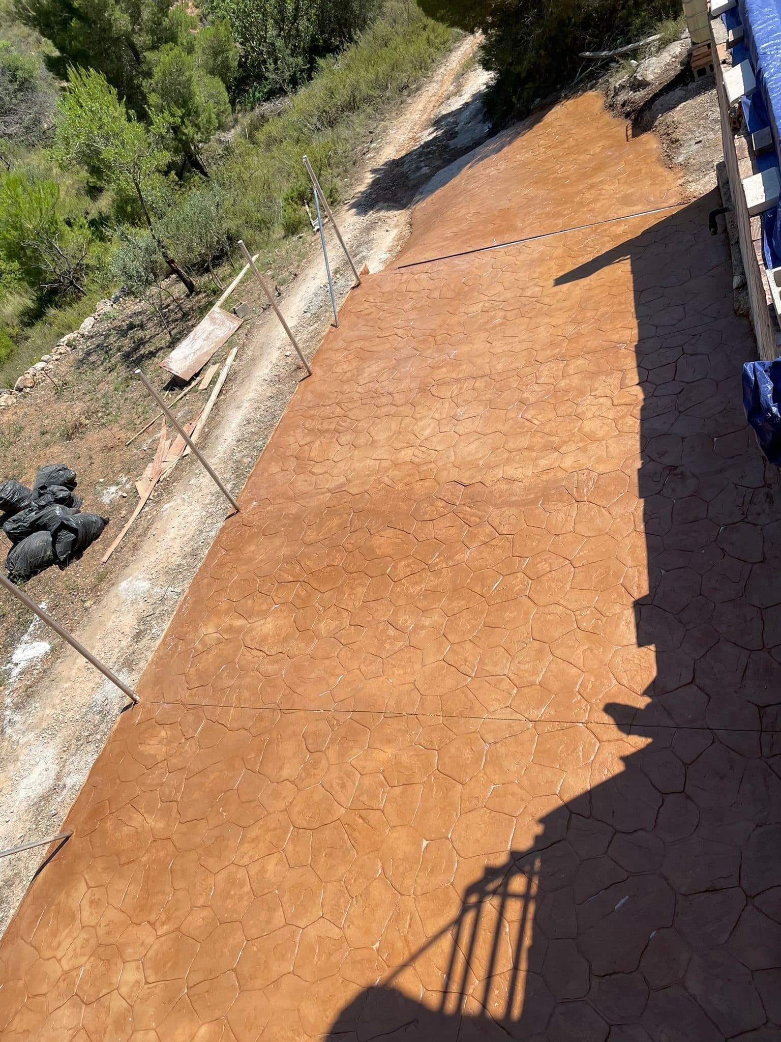 Acceso al chalé en hormigón impreso manteado de tono marrón