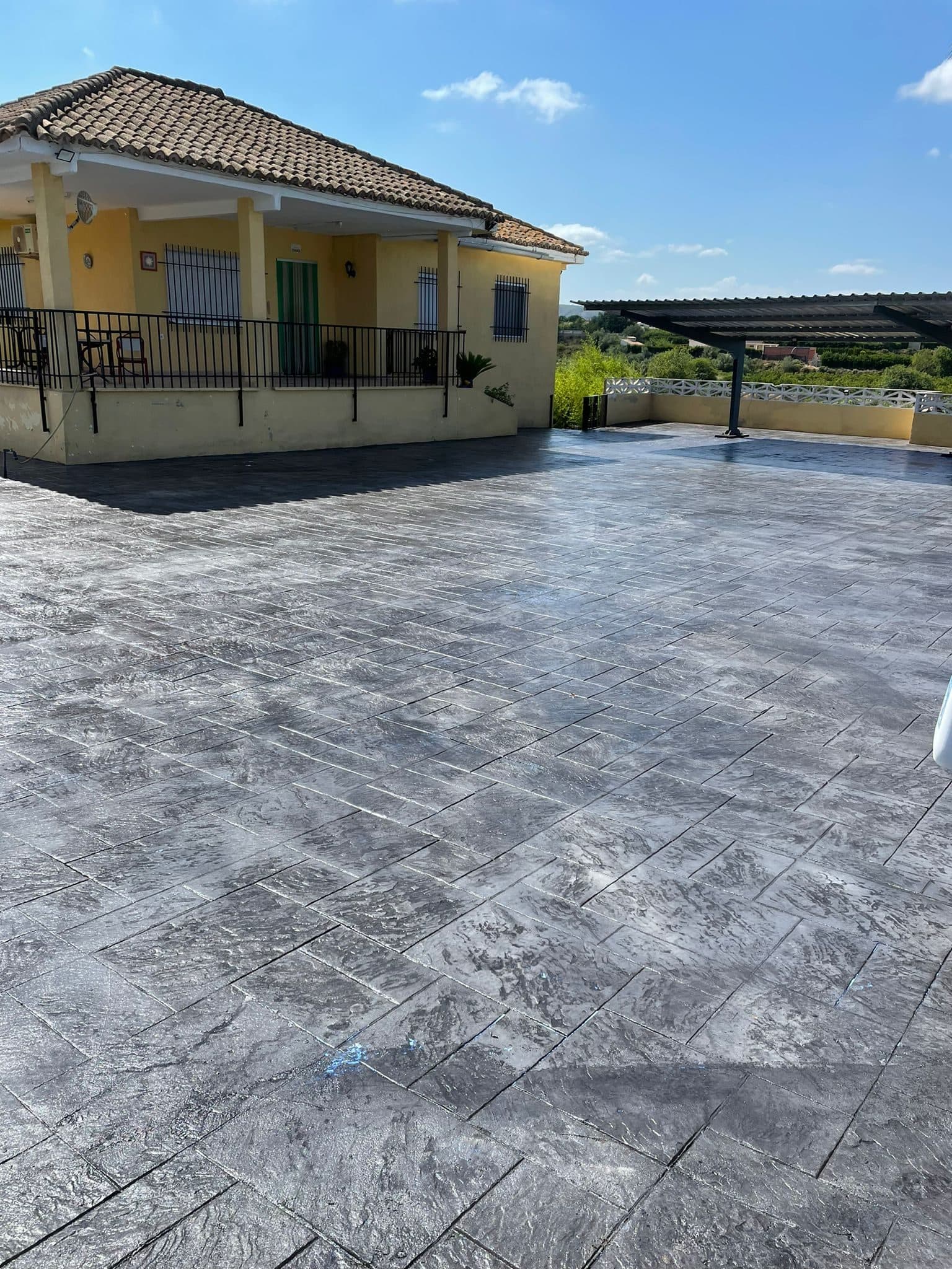 Pavimento de hormigón impreso con molde de sillería en una vivienda de urbanización