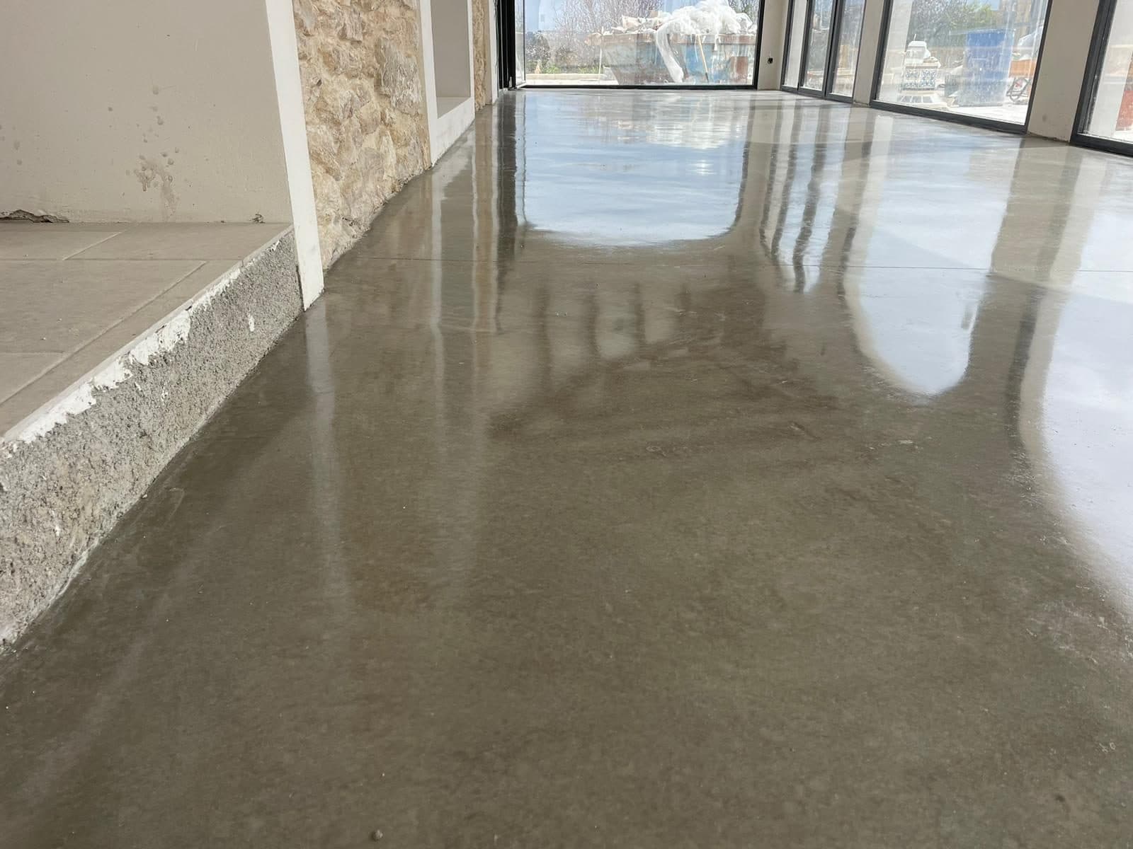 Interior de la vivienda con suelo de hormigón pulido en crema marfil